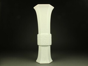 【宇】DE453 唐物 饕餮紋 白磁六角花瓶