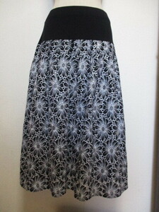 韓国製　ミュー　黒にシルバー花刺繍★ふんわりスカート