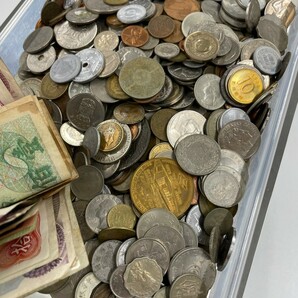 1円スタート 海外古銭 雑銭 おまとめ3.7キロ 紙幣 硬貨 外貨 外国銭 中国 香港 アメリカ など 海外の画像6