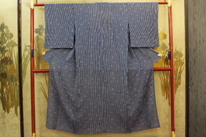 きもの今昔６７６８　単衣のきもの　夏用正絹絽ちりめん地　広衿手縫い仕立て　青グレー色地小縞柄　　１４２ＣＭ