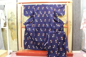 きもの今昔６８０３　ウールのきもの　絣アンサンブル　バチ衿単衣仕立て　紺色地　椿と燕デザイン絣　　　着物丈１５３ｃｍ