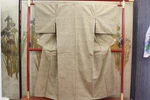 きもの今昔６８７１　紬のきもの　広衿袷手縫い仕立　抹茶色無地織にネップ入り　　　　　身丈１４９ｃｍ