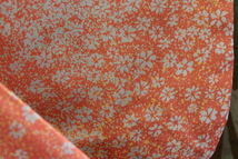 きもの今昔６９２４　ウールのきもの　バチ衿単衣手縫い仕立て　染めウールオレンジ赤色桜吹雪模様　　　　身丈１５０ｃｍ_画像6