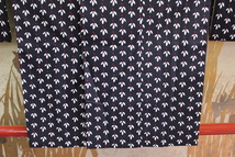 きもの今昔６９２6　お羽織コレクション　染めウール　黒地に３枚葉の柄　　　　　コート丈７５ｃｍ_画像7