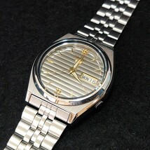 超美品 ヴィンテージ SEIKO 5 セイコー5 メンズ 自動巻き 腕時計 横縞 シルバー文字盤 透かしロゴ風防 AUTOMATIC 7S26-8760 デイテイト_画像9