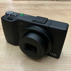 1円〜 RICOH GR コンパクトデジタルカメラ APS-CサイズCMOSセンサー 動作も写りもOKです。ストラップ、バッテリー3個、革ケース付きです。の画像2