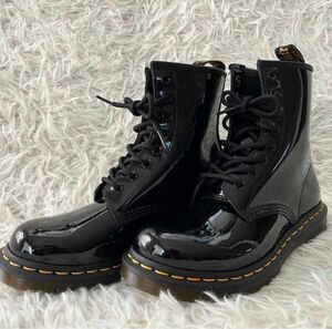 新品　Dr.Martens ドクターマーチン　 8ホールブーツ ブラック　パテントレザー　25ｃｍ　厚底　レディース　