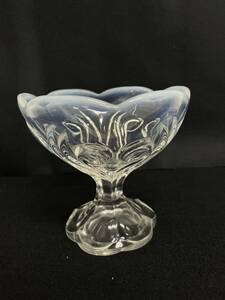 Y-1200【検索: レトログラス　乳白色ぼかしガラス　氷皿　アンティークグラス　中古品】