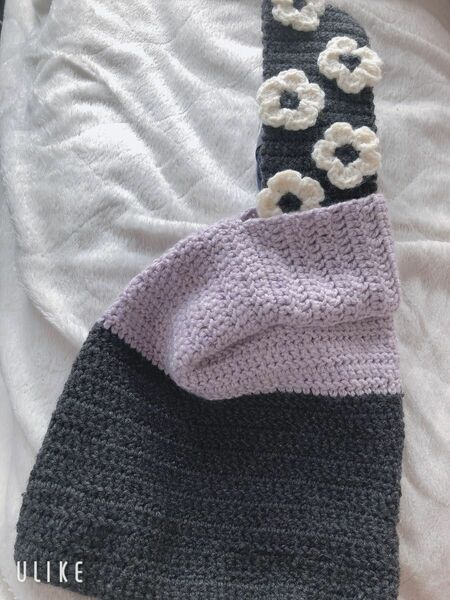 ハンドメイドのカギ編みです♪ひとつひとつ丁寧に編んでます。ワンハンドバックになってますので、ちょっとしたお出かけなどに可愛いです。