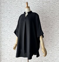 ★新品★送料185円★首元をほっそり見せてくれるスキッパー*ゆったりブラウス*たっぷり長め丈チュニックブラウス*180918黒M～L/LL/XL*_画像2