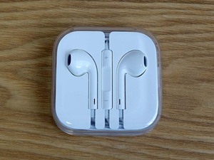 ◆◆Apple 純正 EarPods ステレオ イヤホン（有線）マイク付き　ケースあり 未使用｜E-1076◆◆