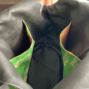 ハンドメイド☆明るいグリーンに蝶 使いやすいトート 20㎝のファスナーポケットも便利 個性派の画像8