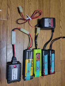 45・電動ガン用　充電器＆放電器＆ミニバッテリー×４　中古品　ジャンク扱い　※説明文必読。