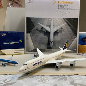 1円～ 2個セット 美品 1/200 ルフトハンザドイツ航空747-8 ヘルパ 製、1/400 ベトナム航空 A330-200 ジェミニジェッツ製の画像1