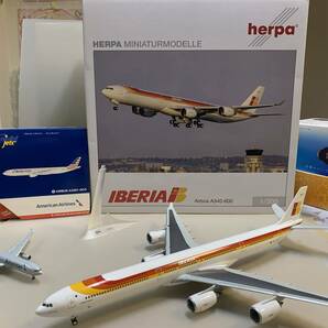 1円～ 2個セット 美品 1/200 イベリア航空 A340-600 旧塗装 ヘルパ製、1/400 アメリカン航空 エアバスA330-300 ジェミニジェッツ製の画像1