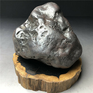 隕石・鉄隕石・磁石にくっつく・原石 マダガスカル 重さ約3503グラム 黒檀木台付きの画像1