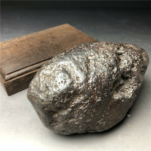 隕石・鉄隕石・磁石にくっつく・原石 マダガスカル 重さ約2109ｇ 木台付きの画像7