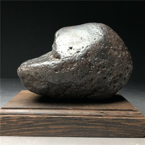 隕石・鉄隕石・磁石にくっつく・原石 マダガスカル 重さ約2109ｇ 木台付きの画像6
