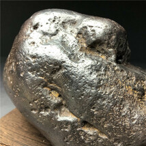 隕石・鉄隕石・磁石にくっつく・原石　マダガスカル　重さ約2109ｇ　木台付き_画像2