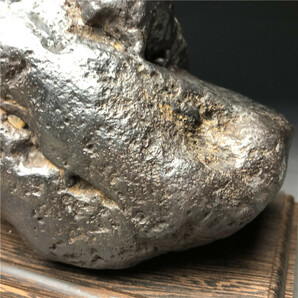 隕石・鉄隕石・磁石にくっつく・原石 マダガスカル 重さ約2109ｇ 木台付きの画像3