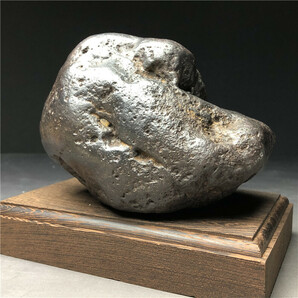 隕石・鉄隕石・磁石にくっつく・原石 マダガスカル 重さ約2109ｇ 木台付きの画像1