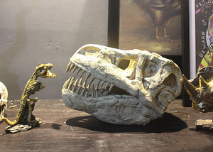 Art hand Auction 白亜紀 恐竜 ティラノサウルス オブジェ 置物 モデル 樹脂 ハンドメイド 卓上 彫刻 彫像 インテリア 玄関 雑貨, インテリア小物, 置物, 洋風