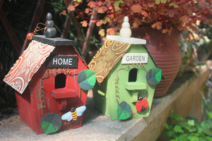庭で野鳥観察！バードハウス 小鳥 ハウス オーナメント 庭 ガーデニング ハンドメイド 鉄 木製 庭の飾り ガーデン 三角屋根 3色選べる