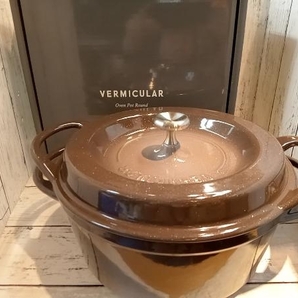 【美品】※使用済み※ VERMICULAR OVEN POT ROUND #22 パールブラウン レシピブック付 バーミキュラ オーブンポットラウンド 無水調理の画像1