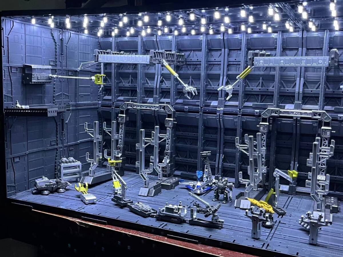Dioramaarbeit Gundam System Base Hangar Base (33cm hoch, 60cm breit, 31 cm tief und Fernbedienung enthalten) LED-Beleuchtung enthalten Zusammengebautes und lackiertes Fertigprodukt Zum Fotografieren und Ausstellen, Charakter, Gundam, Fertiges Produkt