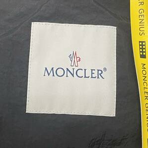 R420-K46-1001 MONCLER モンクレール H109H1A00005 M1609 メンズナイロンパーカー 白 ホワイト 黒 ブラックの画像5