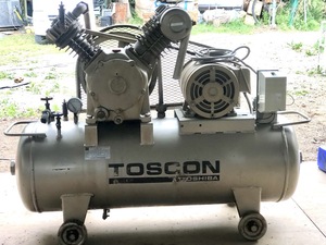 東芝 TOSCON 小型エアコンプレッサ 3.7kW 5馬力 三相200V SP106-37T10 タンク容量125L。