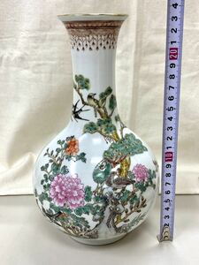 中国美術　孔雀図色絵　花瓶　花瓶　花入 花器　陶磁器　高さ23.5㎝　※汚れ有り・詳細不明　