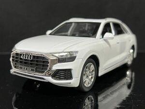 アウディAudi Q8 ミニカー 1/24 ホワイト H146