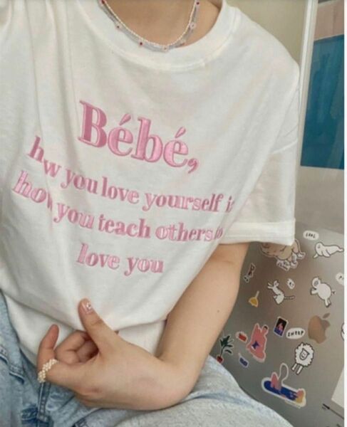 GWセール【トレンド】bebe Tシャツ 韓国ファッション ロゴ刺繍 ホワイト