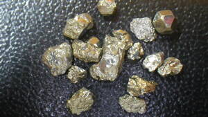 ペルー産の黄鉄鉱セットです。