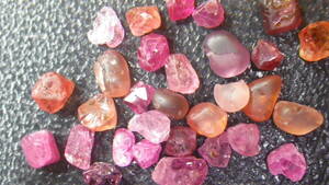 モゴック産のスピネルです（花の色のよう）。　写真全量のセット　ピンク系の宝石群　