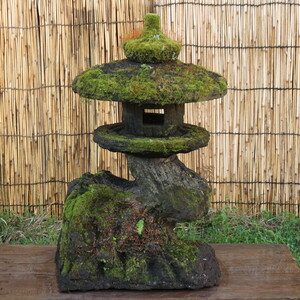石灯篭　高さ71.5cm　重量48kg　自然木型　九州産天然石