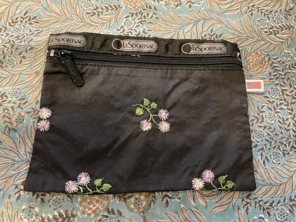 LeSportsac レスポートサック　黒地に薄紫色の花柄刺繍のポーチ