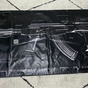 【E415】中古 大型タペストリー 179×89cm 東京マルイ AK ストーム 電動ガン インテリア 飾り ポスター 店舗装飾品 ミリタリーの画像1