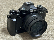 美品！！Nikon Zfc ブラック 16-50mm レンズキット ショット数２６９７ 純正予備バッテリー＆純正グリップ付き おまけ多数 送料無料！！_画像1