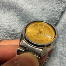 セイコー5 ファイブ メンズ 自動巻き 腕時計 GOLD ゴールド文字盤 透かしロゴ風防 SEIKO 5 AUTOMATIC 7S26-3040 デイテイト Vintage_画像2