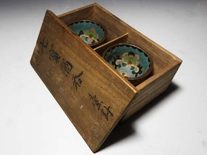 【桃】酒器ぐい呑み：金工銅胎有線七宝花唐草紋様猪口一対