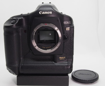 箱付き　取説、充電池、充電器、DCカプラー、ケーブル類等付属品あり　Canon EOS-1Ds MarkII　ショット数　77,621枚_画像2