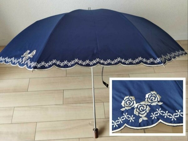 折りたたみ日傘 薔薇 刺繍 ネイビー 二段式 晴雨兼用 収納袋つき 一級遮光 ソシエレノ Sorcie Renom 折り畳み傘 花 バラ 紺色 ブルー