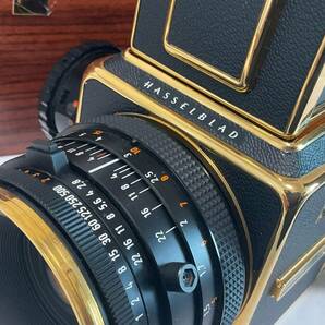 HASSELBLAD 500C/M GOLD Planar 2.8/80 1957-1987 CAMERA No.1207 ハッセルブラッド 30周年記念 付属品 木箱ケース の画像3