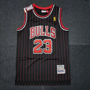 NBA シカゴ・ブルズ JORDAN選手 バスケットシャツ ゲームシャツ バスケットユニフォーム サイズXL ブラック 刺繍 1996−97の画像1