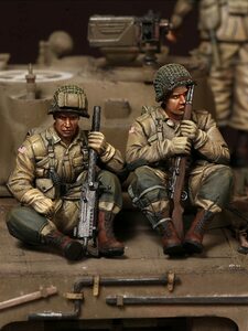 WW2 模型 ミリタリー フィギュア 兵士2体 セット 1/35 隠れる兵士 銃 樹脂 未塗装 未組み立て ジオラマ おもちゃ レジン キット G854
