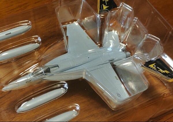 カフェレオ 世界の主力戦闘機 1/144 F/A-18E スーパーホーネット VFA-115 Jwings Jウイング