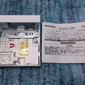 0604u0906 パナソニック(Panasonic) LED誘導灯コンパクトスクエア 一般型 壁・天井直付・吊下型 片面型 C級 10形 FA10312C LE1の画像1