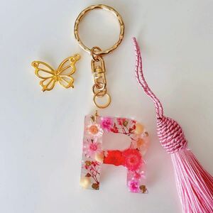 イニシャルキーホルダー　レジン　ハンドメイド